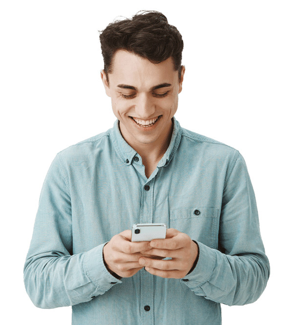 Hombre sonriente disfrutando de los beneficios de la inteligencia artificial personalizada para su empresa.