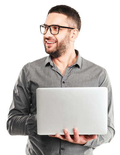 Hombre trabajando con un portátil, representando la implementación de soluciones de automatización compleja y personalización de procesos en tiempo real.